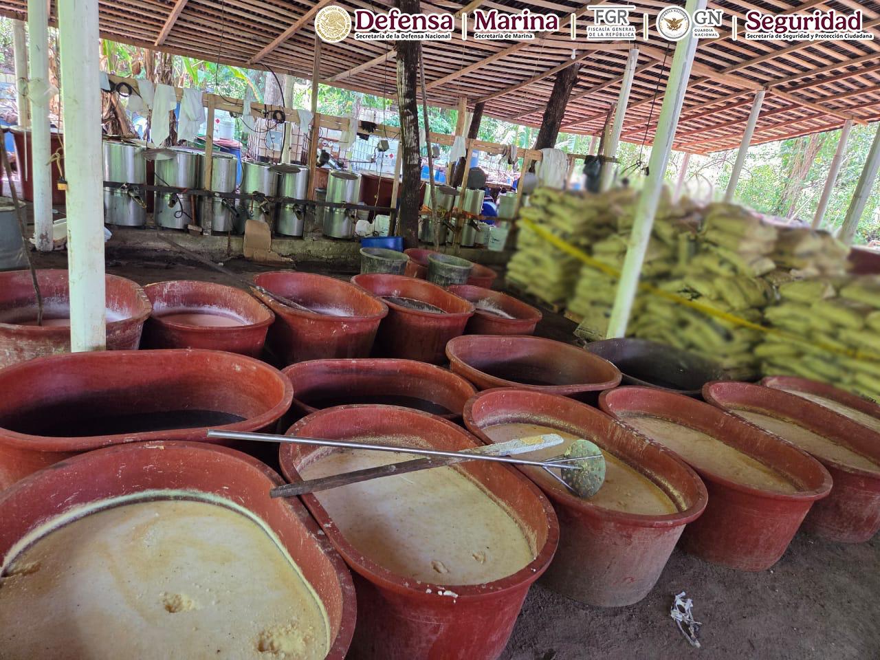 Aseguran en Chiapas y Guerrero 2.5 toneladas de metanfetamina, un laboratorio clandestino y una bodega de almacenamiento